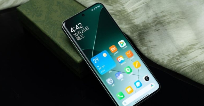 Samsung Galaxy S25 Plus và Xiaomi 14 Pro chip