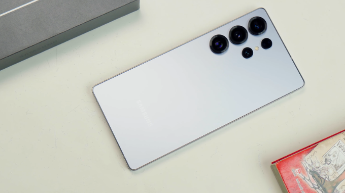  Galaxy S25 Ultra với thiết kế vuông vức đặc trưng