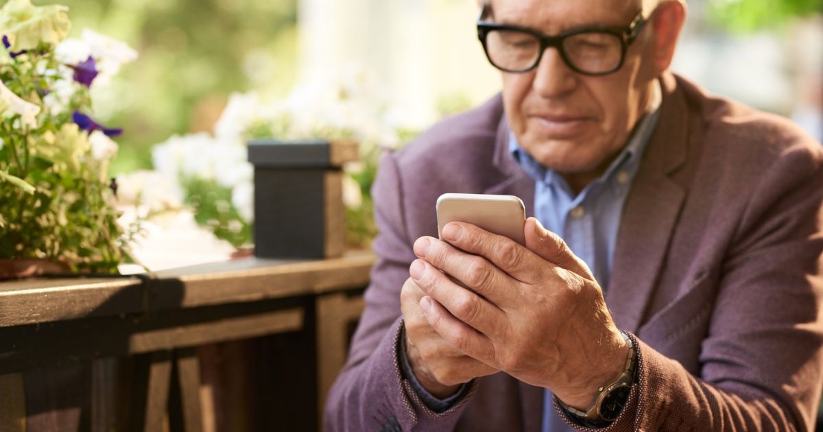 Top 10 mẫu iPhone chất lượng phù hợp với người lớn tuổi