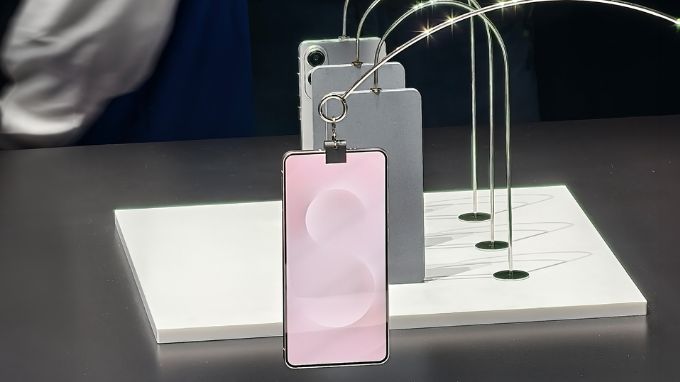 Galaxy S25 Edge và Google Pixel 9a pin
