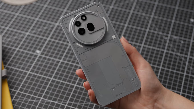 Thiết kế Nothing Phone (3a) Pro trong suốt ấn tượng