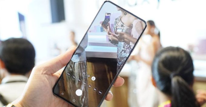 Bí quyết chụp ảnh tết trên Samsung bằng cách Chụp một chạm (Single Take) bắt trọn khoảnh khắc gia đình