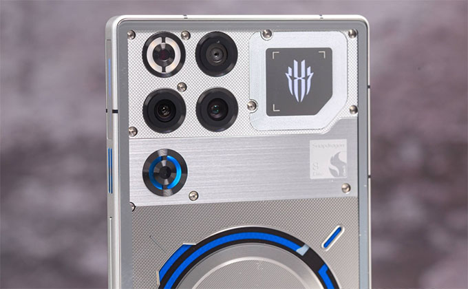Red Magic 11 Pro có cách tiếp cận tối giản hơn nhiều với hệ thống camera kép