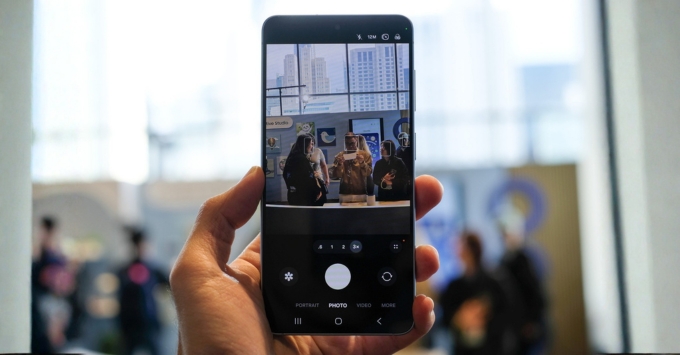 Cận cảnh cụm camera 50MP trên Samsung S26 Plus, nổi bật với khả năng quay video Log và tính năng Horizontal Lock chuyên nghiệp.