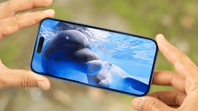 iPhone 16 với Dynamic Island hiện đại và độ sáng 2,000 nits vượt trội