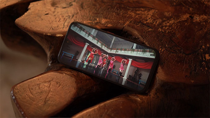 Màn hình Nubia V80 Design sở hữu màn hình IPS LCD 6.75 inch với tần số quét 120Hz