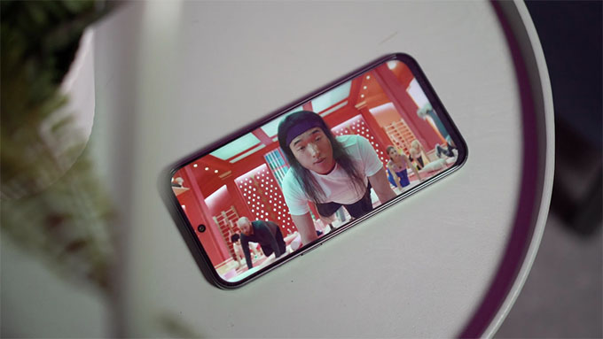 Nubia V80 Design thực sự tạo ra khoảng cách với màn hình 6.75 inch