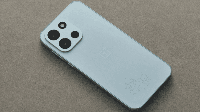 OnePlus Turbo 6V thiết kế gaming với màn hình tràn viền hiển thị game đồ họa cao