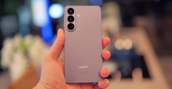 Nên mua Samsung Galaxy S26 nếu bạn yêu thích một chiếc điện thoại nhỏ gọn, cần sức mạnh xử lý AI mượt mà