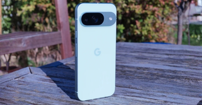 Pixel 9 thiết kế hiện đại, vuông vức hơn với các cạnh phẳng, khung kim loại đánh bóng và mặt lưng kính mờ.