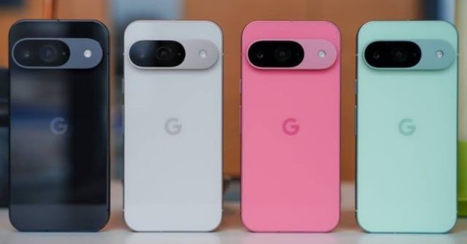So sánh mặt lưng phẳng hoàn toàn của Google Pixel 10a và cụm camera lồi đặc trưng trên Pixel 9