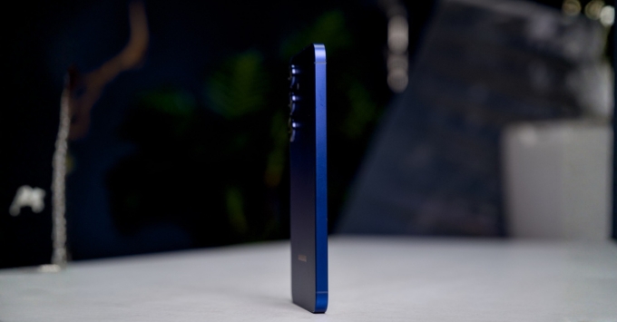 Samsung S26 Plus đang sạc trên đế sạc không dây, minh họa công nghệ sạc nhanh không dây 20W vượt trội so với 15W của S25 Plus.