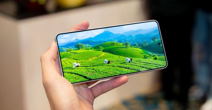 Màn hình Dynamic AMOLED 2X 6.7 inch của Samsung S26 Plus hiển thị màu sắc sống động dưới ánh nắng nhờ độ sáng 2600 nits.