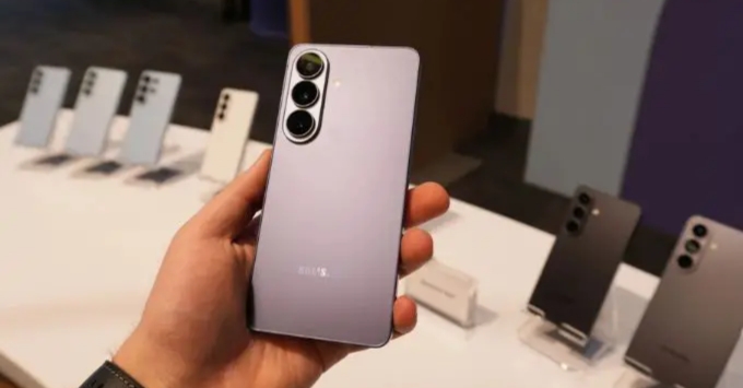 Cận cảnh khung viền Armor Aluminum cao cấp trên Samsung S26 Plus, cho thấy sự cải tiến về độ bền so với S25 Plus.