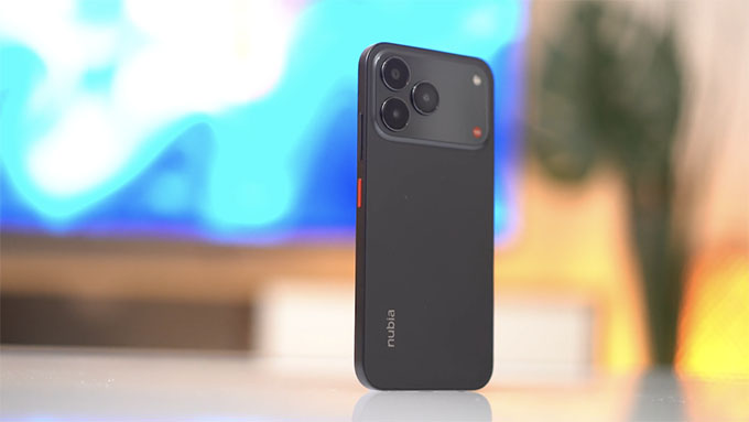 Nubia V80 Design chính là cụm camera mặt lưng được thiết kế theo phong cách của iPhone 17 Pro