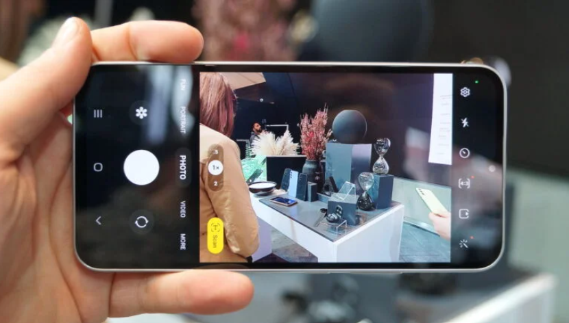 Samsung Galaxy A34 5G sở hữu cụm 3 camera sau ấn tượng, tích hợp nhiều công nghệ tiên tiến.