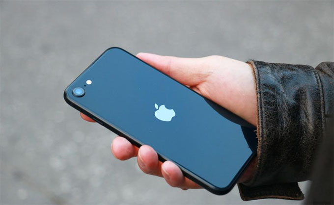 Ngoại hình iPhone SE 2022 5G 128GB cũ khá quen thuộc với các model trước