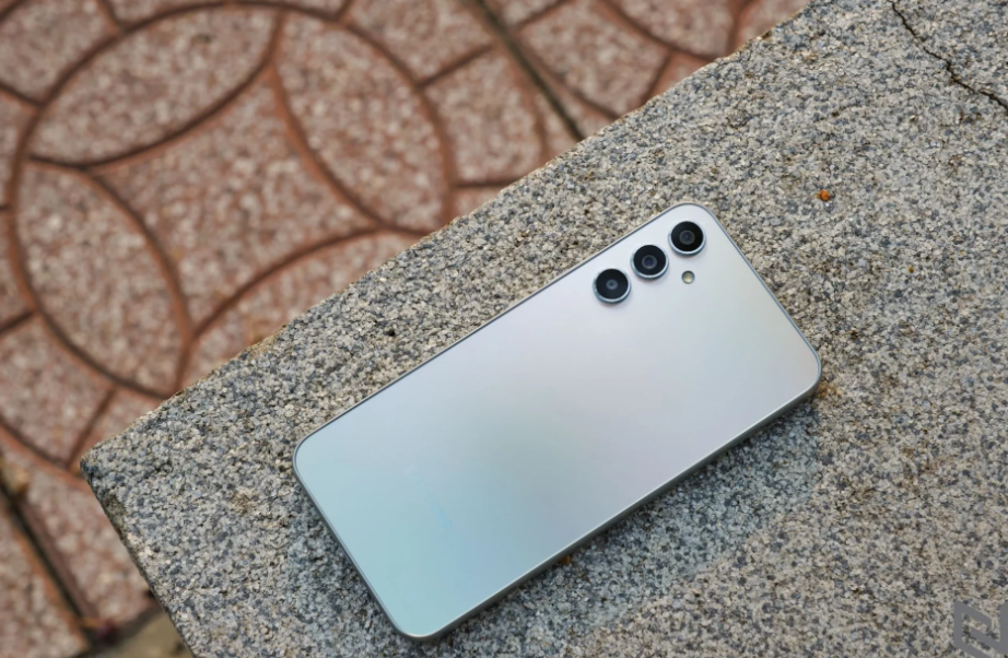 Mặt lưng phản chiếu ánh sáng càng khiến chiếc điện thoại thậm chí còn nổi bật hơn cả Galaxy S23 series.