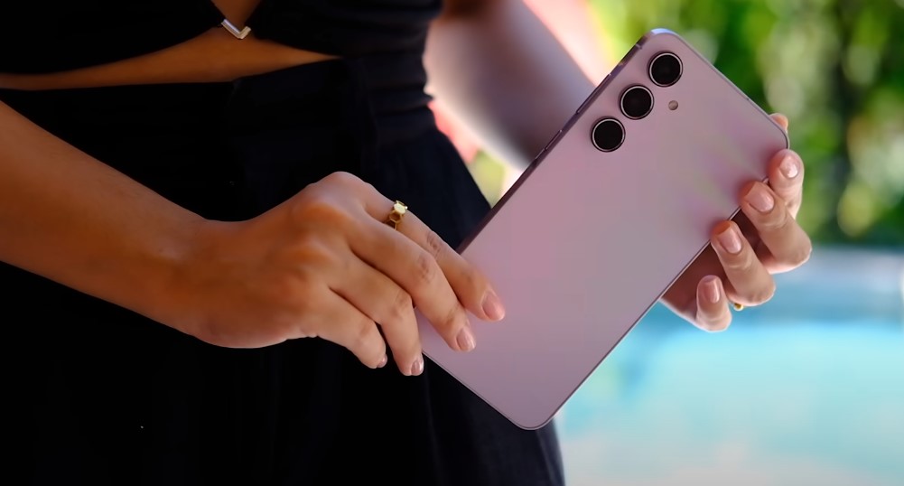 Viên pin khổng lồ cùng khả năng chống nước và bụi IP67