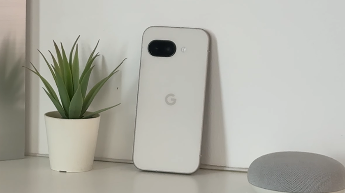 Google Pixel 9a có thiết kế phẳng, khung viền vuông vức