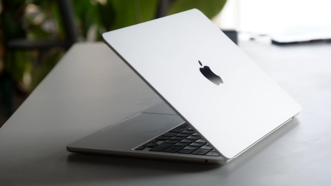 Macbook Air M2 13.6 inch nhỏ gọn, ổn định