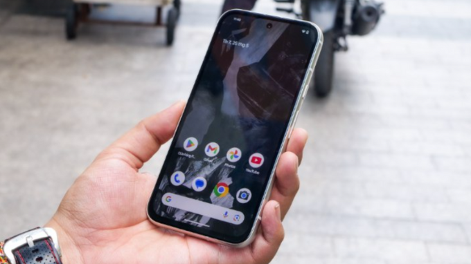 Màn hình Pixel 8a với độ sáng vượt trội