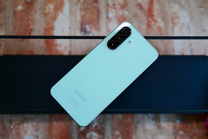 Trên Galaxy A26 5G 256GB được tối ưu thiết kế khá mỏng