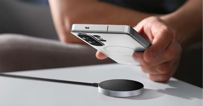 Sạc không dây Galaxy S26 Ultra 25W vs OnePlus 15 AIRVOOC 50W wireless charging