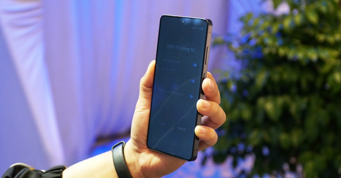 Tính năng AI camera Galaxy S26 Ultra Super Zoom 150x so với AI DetailMax Engine của OnePlus 15