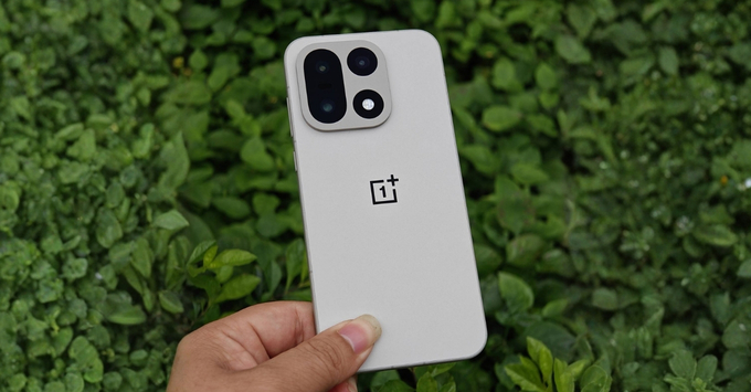 OnePlus 15 thiết kế khung kim loại cao cấp, kính Gorilla Glass Victus 2, chuẩn kháng nước bụi IP69