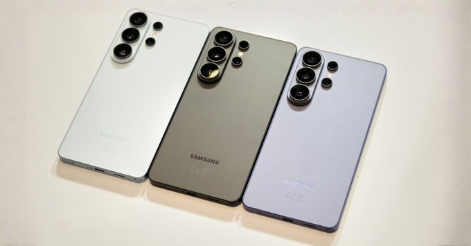 Thiết kế Samsung Galaxy S26 Ultra vs OnePlus 15 với khung Armor Aluminum, màn hình 6.9 inch vs 6.78 inch, chuẩn kháng nước IP68 vs IP69 hiện đại