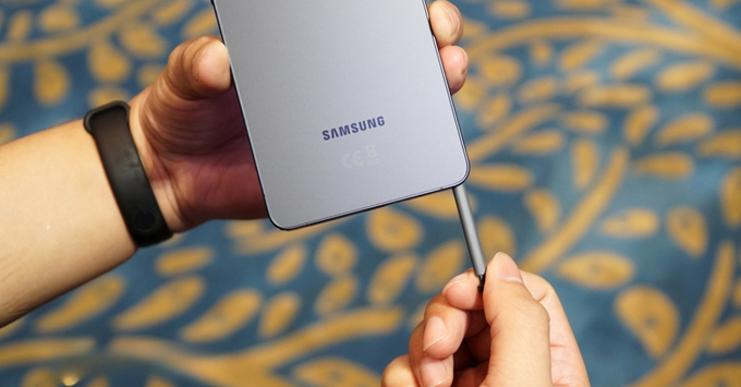 Thiết kế flagship Galaxy S26 Ultra hỗ trợ bút S Pen so với OnePlus 15 thiết kế phẳng tối ưu gaming