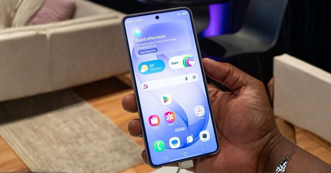 Màn hình Galaxy S26 Ultra 6.9 inch QHD+ Dynamic AMOLED so với OnePlus 15 6.78 inch LTPO AMOLED 1.5K 165Hz siêu mượt