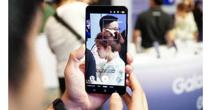 Camera Galaxy S26 Ultra 200MP + 50MP ultrawide + 50MP telephoto vs OnePlus 15 triple camera 50MP Sony IMX906