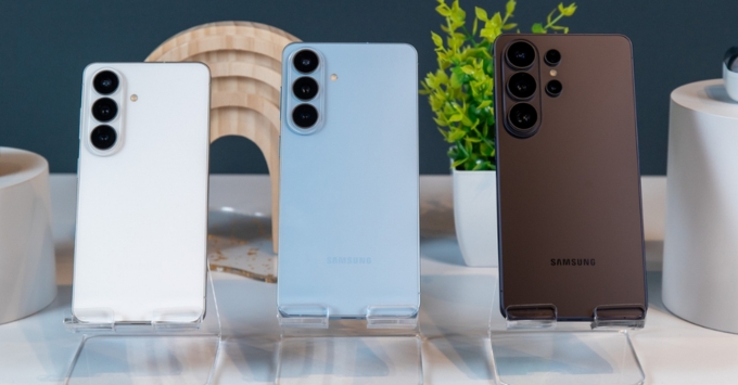 Điện thoại Samsung Galaxy S26 Series đang chạy giao diện từ One UI 8.5 trở lên mới có thể Airdrop từ Samsung sang iPhone và MacBook mới nhất 2026