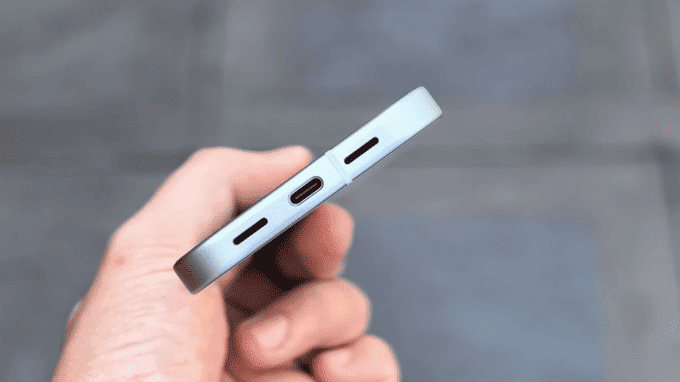 Cạnh đáy Pixel 10a với cổng USB-C và loa