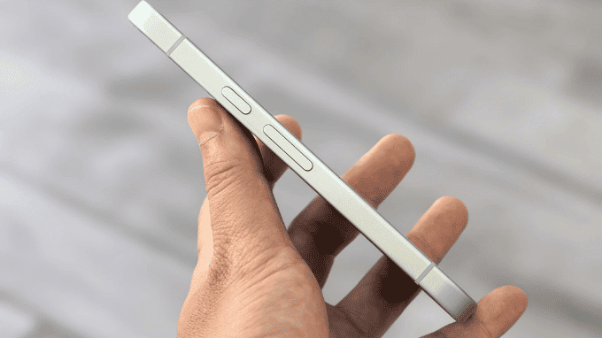 Cạnh phải Pixel 10a – nút nguồn và nút âm lượng