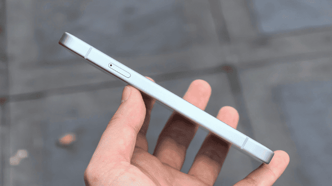 Cạnh trái Pixel 10a – bề mặt nhôm phẳng, chỉ có khay SIM đơn độc