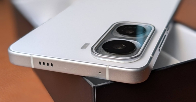 Thiết kế vivo iQOO Neo 11 khung nhôm cao cấp, mặt lưng sợi thủy tinh, dày 8.1mm, trọng lượng 210g, chuẩn kháng nước IP68/IP69 sang trọng và bền bỉ.