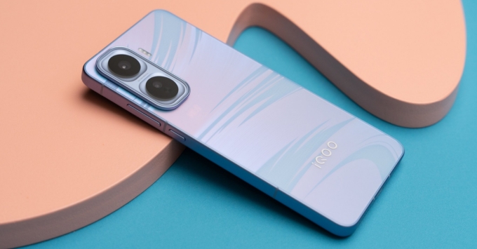 Mặt lưng vivo iQOO Neo 11 thiết kế tối giản, khung kim loại cao cấp, trọng lượng khoảng 210g mang lại cảm giác cầm chắc tay.