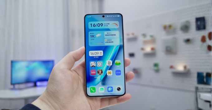 Màn hình LTPO AMOLED 6.82 inch của vivo iQOO Neo 11 độ phân giải 2K 1440 × 3168 pixels, tần số quét 144Hz, hỗ trợ HDR10+ hiển thị sắc nét.