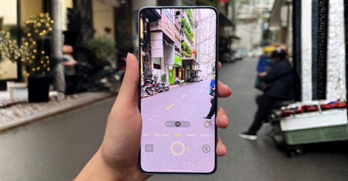 Camera sau 50MP OIS của iQOO Neo 11 hỗ trợ quay video 8K và 4K, mang lại khả năng quay phim ổn định.