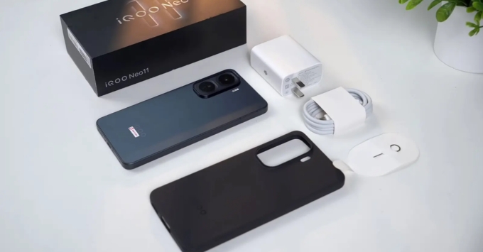 Điện thoại iQOO Neo 11 trang bị pin dung lượng lớn 7500mAh, hỗ trợ sạc nhanh 100W và sạc ngược tiện lợi.