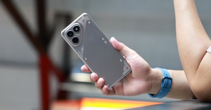 Tecno Pova 7 pin 7000mAh dung lượng lớn, hỗ trợ sạc nhanh 45W, sạc ngược 10W, đáp ứng sử dụng liên tục cả ngày dài