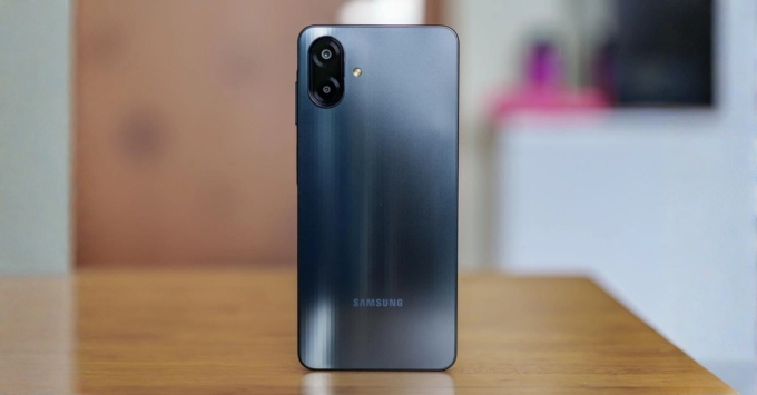 Nên mua Samsung Galaxy A07 (bao gồm bản 4G và 5G) khi bạn cần một chiếc smartphone giá rẻ, thương hiệu uy tín, pin khủng 5.000-6.000mAh, màn hình lớn 6.7 inch mượt mà và camera chính 50MP đủ dùng cho nhu cầu cơ bản.