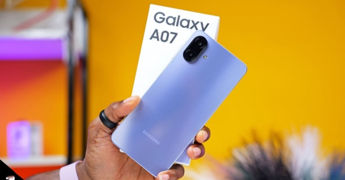 Samsung Galaxy A07 thiết kế nguyên khối, khung viền vuông vức, mặt lưng nhám chống bám vân tay, trọng lượng nhẹ dễ cầm nắm