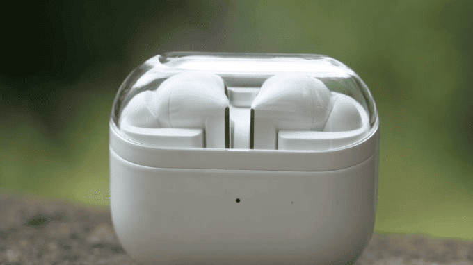 Galaxy Buds 3 Pro với thiết kế nhựa bóng và hộp sạc dọc 