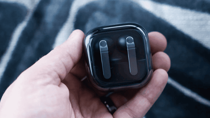 Galaxy Buds 4 Pro với thân kim loại mịn và hộp sạc nằm ngang