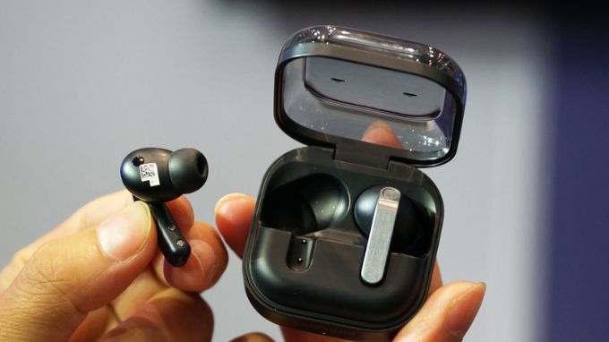 Samsung Galaxy Buds 4 Pro và Galaxy Buds 4