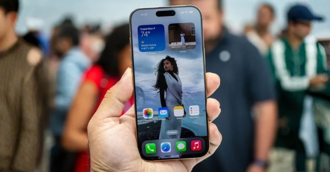 Màn hình iPhone 16 Pro Max Super Retina XDR sắc nét, ProMotion 120Hz mượt mà